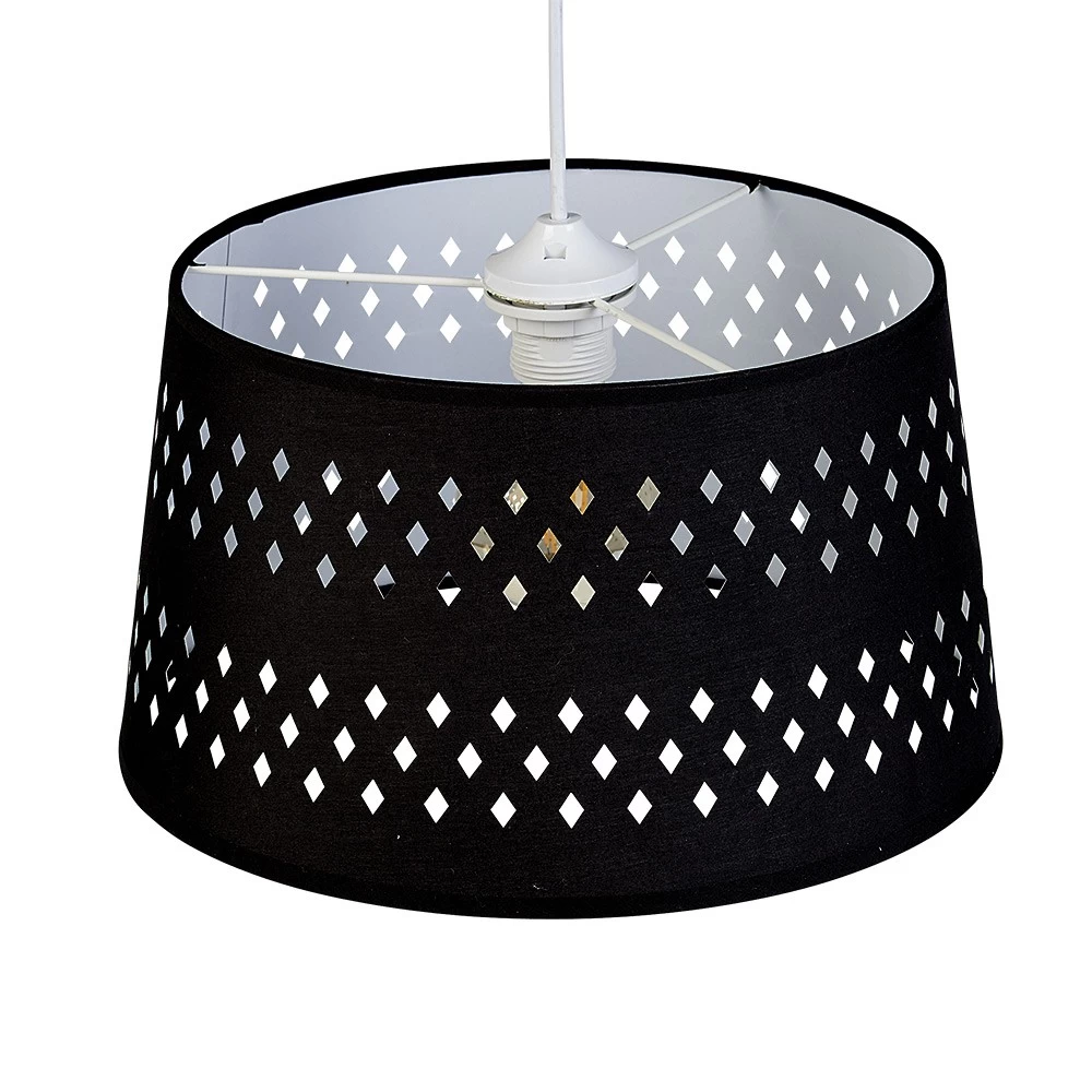 Suspension Avec Abat Jour Noir à Motifs Ajourés Losanges 2 Suspension Avec Abat Jour Noir à Motifs Ajourés Losanges – Image 2
